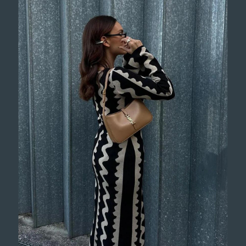 Strickkleid mit Wellenmuster – Herbstzauber Mirae