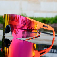 Orange Sportsonnenbrille mit verspiegelten, roten Gläsern, ideal für Radfahren und Outdoor-Aktivitäten.