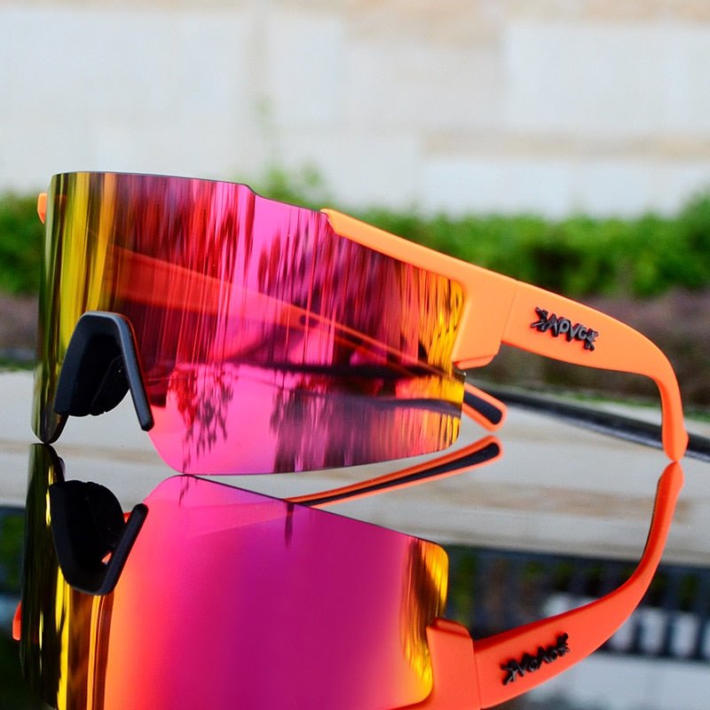 Orange Sportsonnenbrille mit verspiegelten, roten Gläsern, ideal für Radfahren und Outdoor-Aktivitäten.
