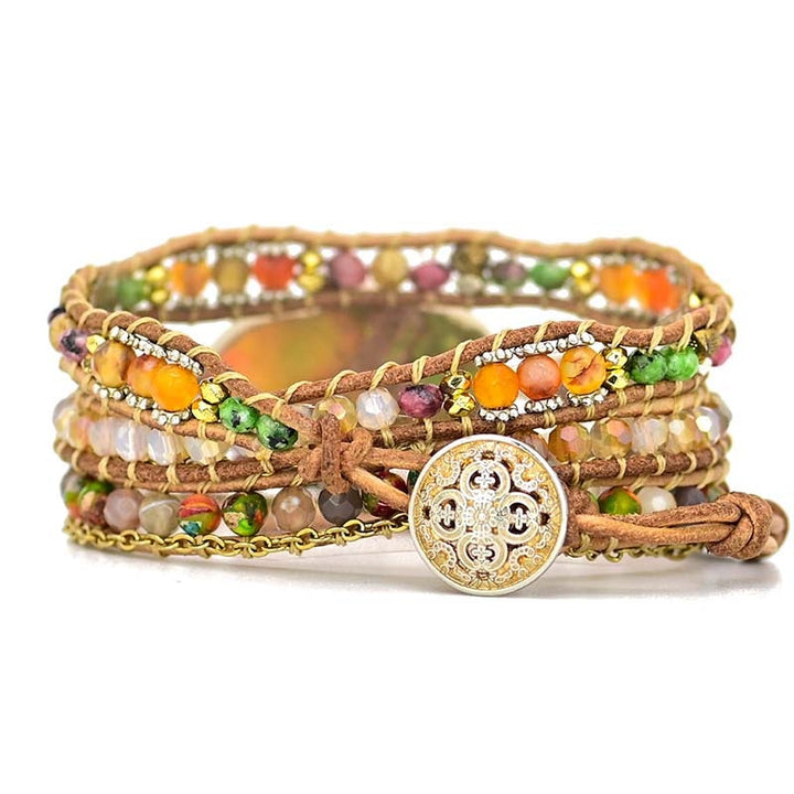 Mehrfarbiges Wickelarmband mit Edelsteinen und goldfarbenem Knopf, handgefertigt, Boho-Stil.
