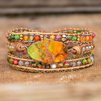 Buntes Wickelarmband mit Natursteinen und großem grünen Stein, handgefertigt, Boho-Stil.