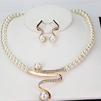 Perlenkette und Ohrringe Set, goldfarben, mit Strass und Perlen, eleganter Schmuck für Damen.