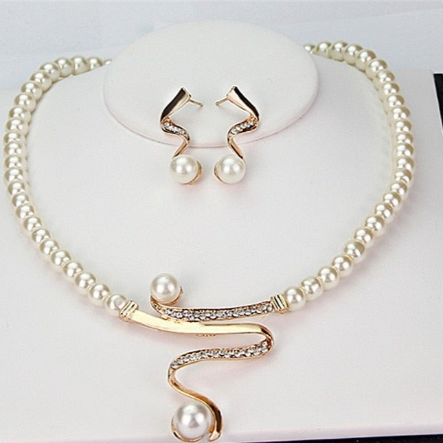 Perlenkette und Ohrringe Set, goldfarben, mit Strass und Perlen, eleganter Schmuck für Damen.