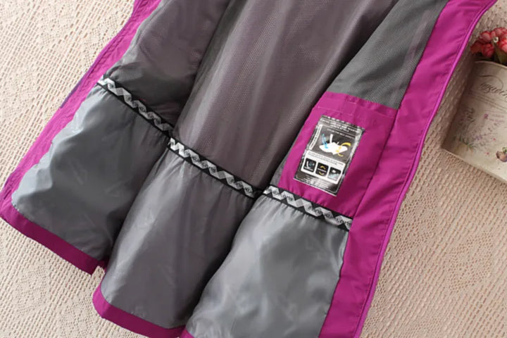 Lila-graue Damenjacke, Innenansicht, mit Taschen und Etikett, Polyester, modisch, funktional.