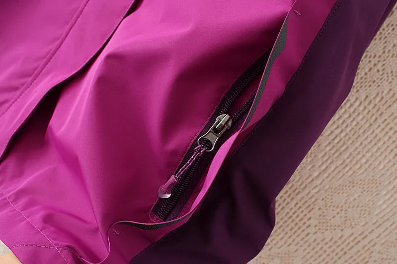 Lila Damenjacke mit Reißverschluss, wasserdicht, Outdoor-Bekleidung, modisch, funktional.