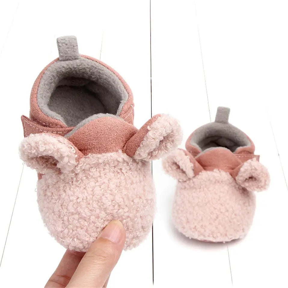 Weiche rutschfeste Lauflernschuhe für Babys mit Lamm-Motiv – Winterzauber Schrittchenwarm