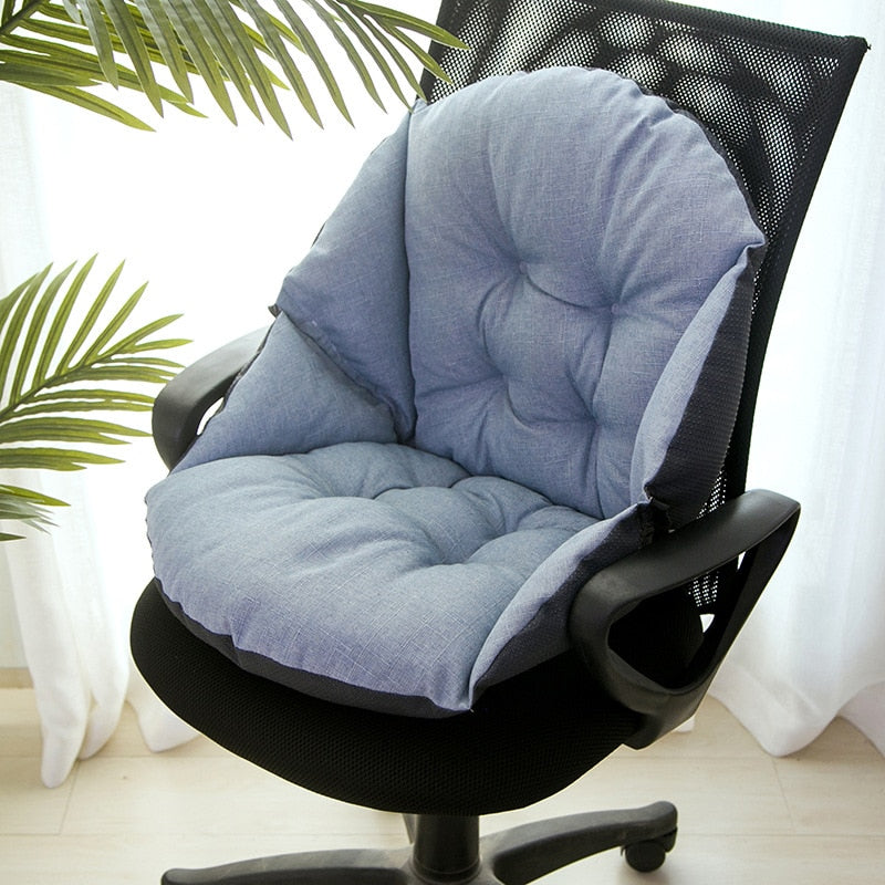 Graues ergonomisches Stuhlkissen auf Bürostuhl, bequemes Sitzpolster, Heim- und Büroeinrichtung.