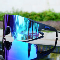 Sport-Sonnenbrille mit blauen verspiegelten Gläsern, schwarzem Rahmen, reflektierend, modisch.