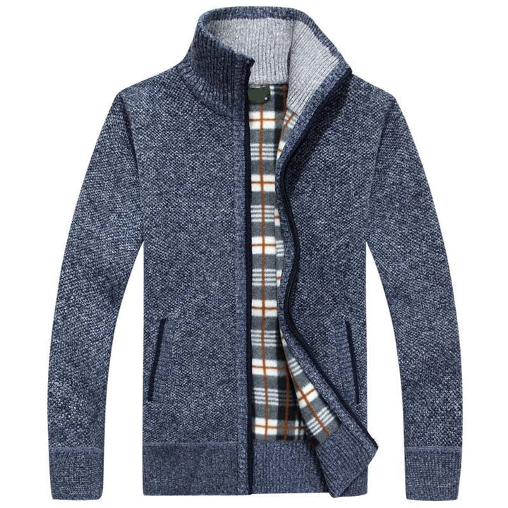 Blauer Herren-Strickjacke mit Reißverschluss, kariertes Innenfutter, warm, modisch, Wintermode.