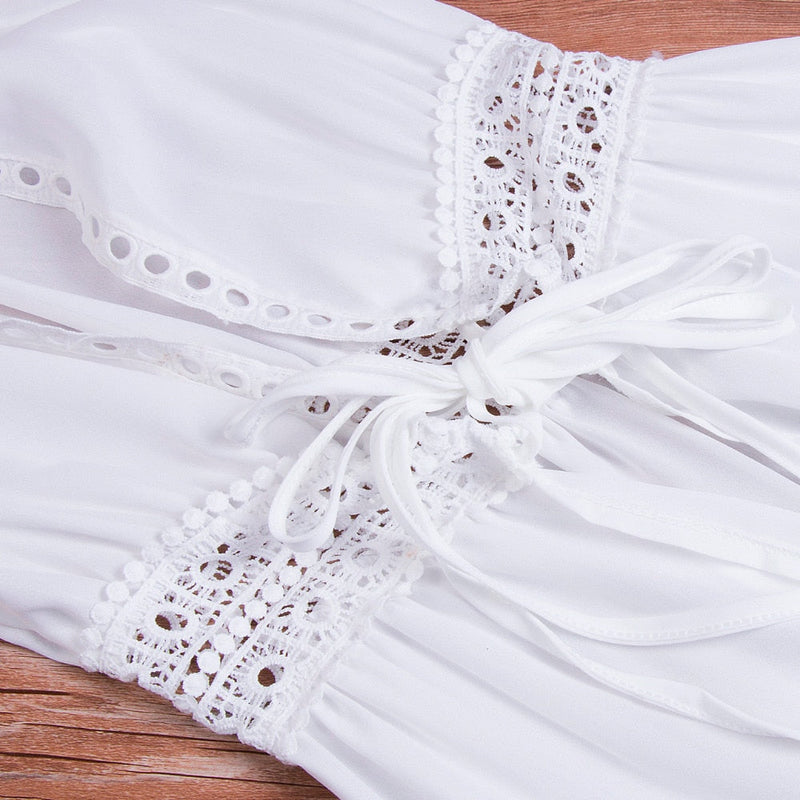 Lange Strandkleid mit Spitzenakzenten und Schleifenverschluss – Elara