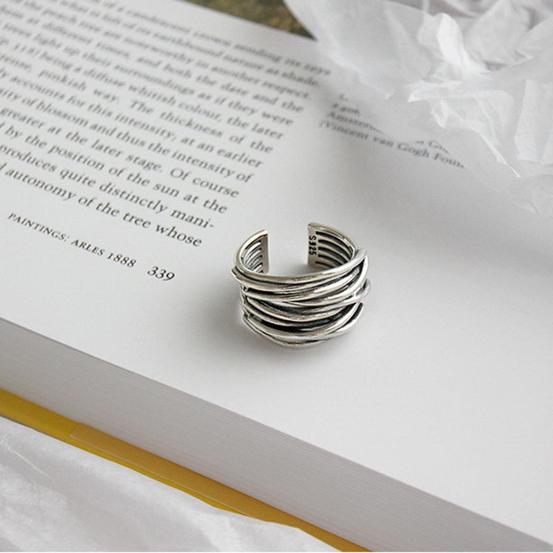 Silberner, verstellbarer Ring auf Buchseite, modernes Design, Schmuck für Damen, Geschenkidee.