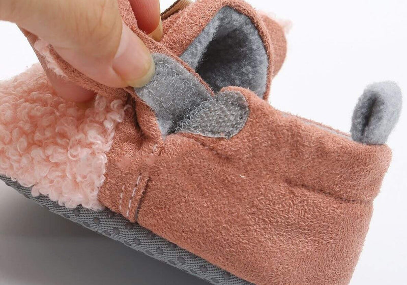 Weiche rutschfeste Lauflernschuhe für Babys mit Lamm-Motiv – Winterzauber Schrittchenwarm