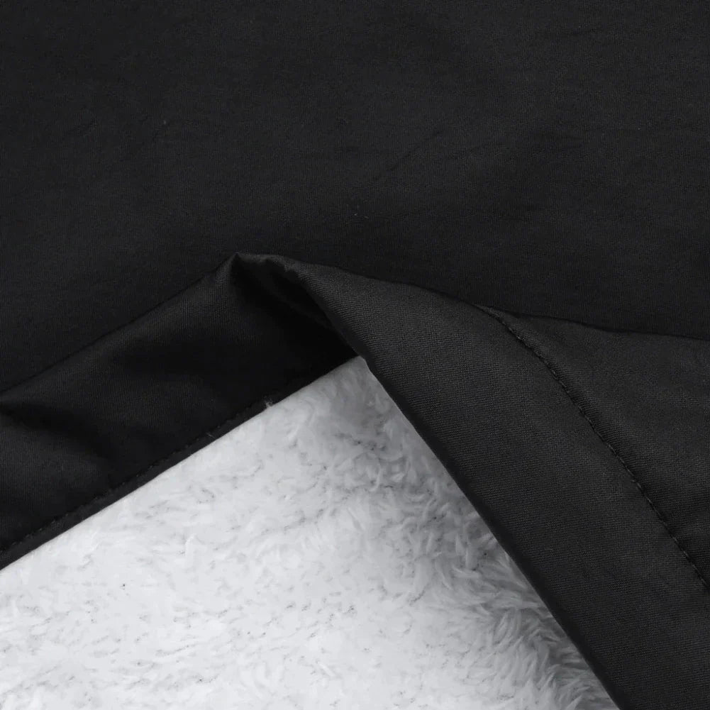 Schwarze Bettdecke aus Baumwolle, weiche Textur, luxuriöses Design, Schlafzimmer-Dekoration.