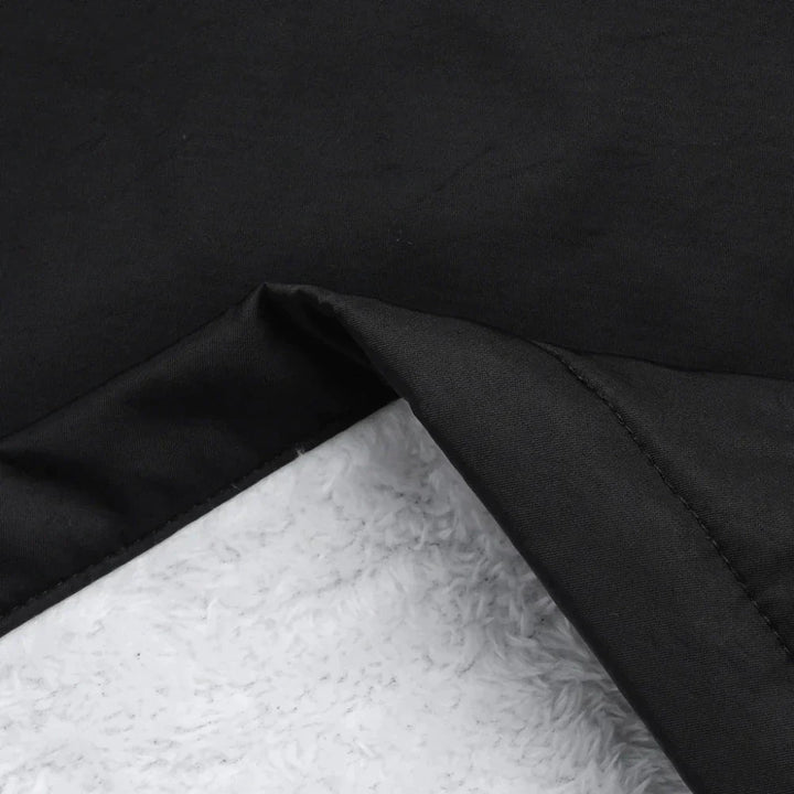 Schwarze Bettdecke aus Baumwolle, weiche Textur, luxuriöses Design, Schlafzimmer-Dekoration.