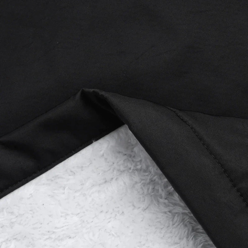 Schwarze Bettdecke aus Baumwolle, weiche Textur, luxuriöses Design, Schlafzimmer-Dekoration.