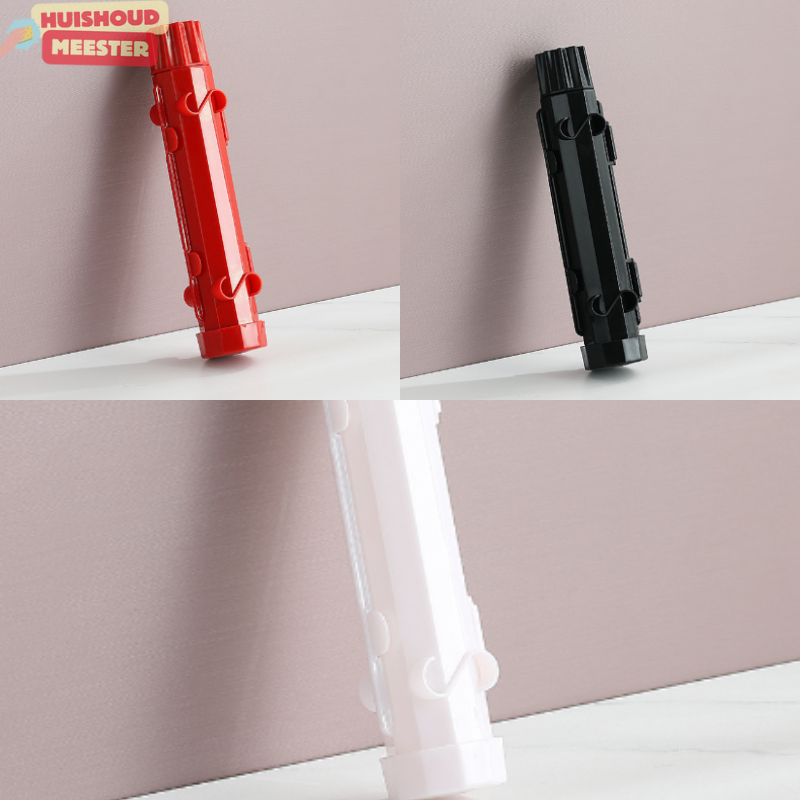 Roter, schwarzer und weißer Sushi-Maker aus Kunststoff, vertikal an Wand gelehnt.