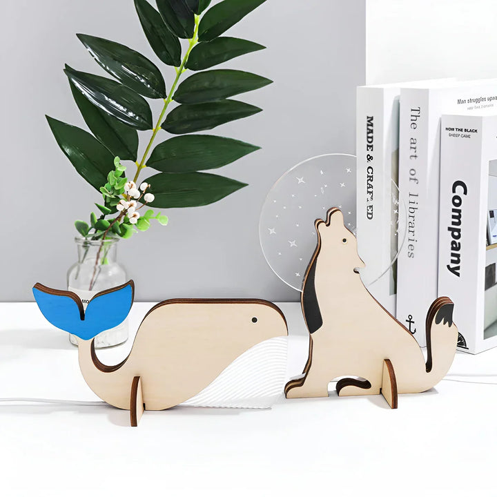 Holzlampe mit Wal und Wolf, dekorative Tischleuchte, Kinderzimmer, skandinavisches Design.