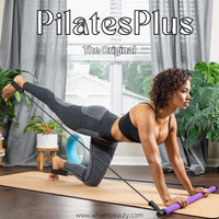 Frau beim Pilates-Training mit Widerstandsband, graue Leggings, schwarzes Top, Wohnzimmer.
