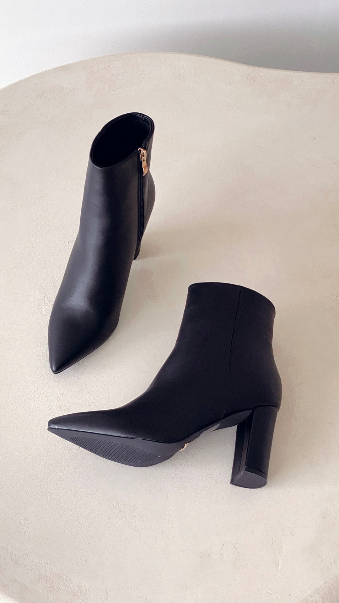 Schwarze Damenstiefeletten, spitz, Leder, hoher Absatz, elegant, modisch, Herbstmode.