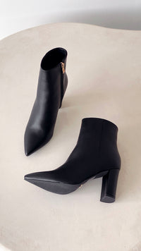 Schwarze Damen-Stiefeletten aus Leder mit Blockabsatz und Reißverschluss, elegant und modern.