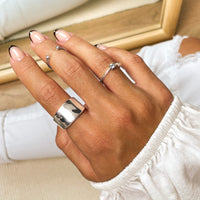 Silberringe Damenhand, modische Fingerringe, glänzend, minimalistisch, Schmucktrends 2023.