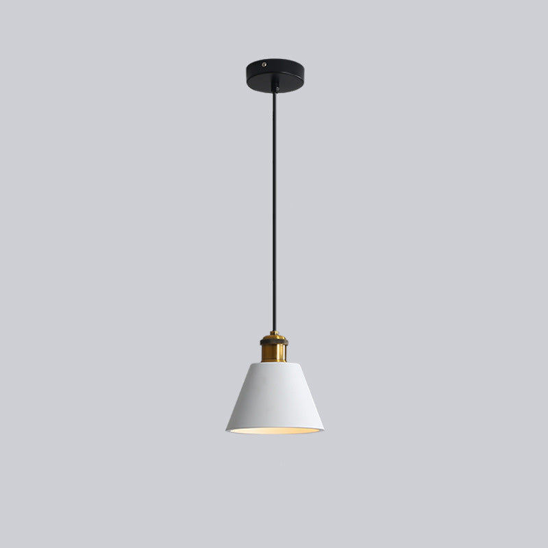 Moderne weiße Pendelleuchte mit schwarzem Kabel und goldenen Akzenten, minimalistisch.