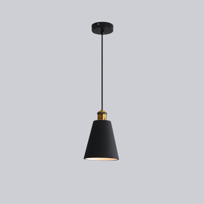 Schwarze Pendelleuchte, Metall, modern, minimalistisch, Innenbeleuchtung, Wohnzimmerlampe.