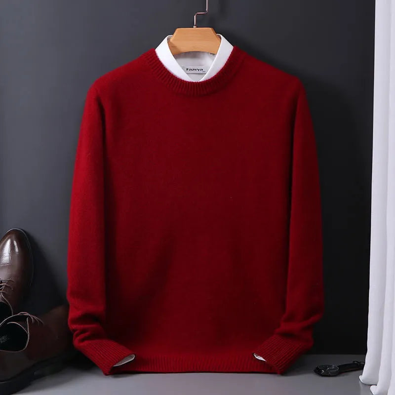 Roter Herrenpullover aus Wolle, elegant, auf Holzkleiderbügel, vor schwarzem Hintergrund.