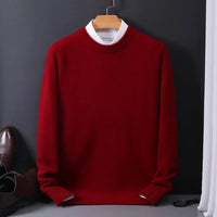 Roter Herrenpullover aus Wolle, elegant, auf Holzkleiderbügel, vor schwarzem Hintergrund.
