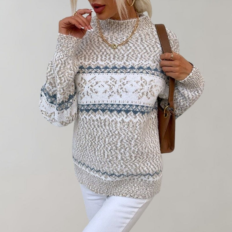 Frau in grauem Strickpullover mit Muster, weiße Hose, goldene Kette, modisch, Herbstmode.
