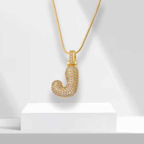Goldener Buchstabe J Anhänger mit Diamanten auf Kette, luxuriöser Schmuck, Geschenkidee.