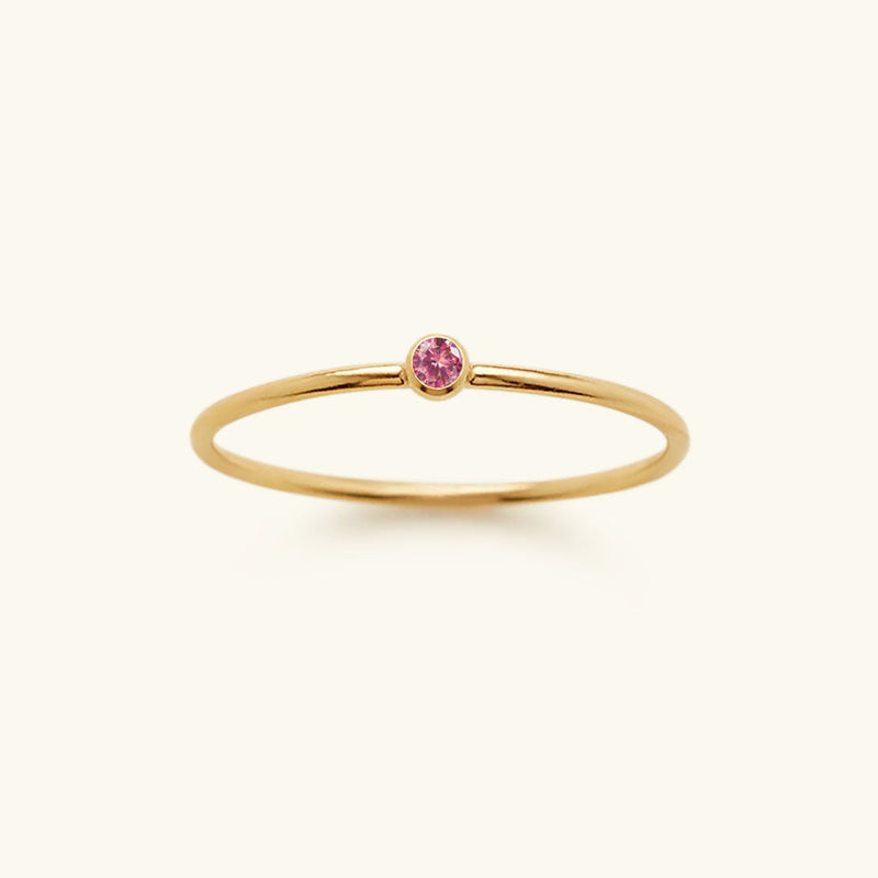 Goldener Ring mit rosa Edelstein, minimalistisches Design, Damen-Schmuck, elegantes Accessoire.