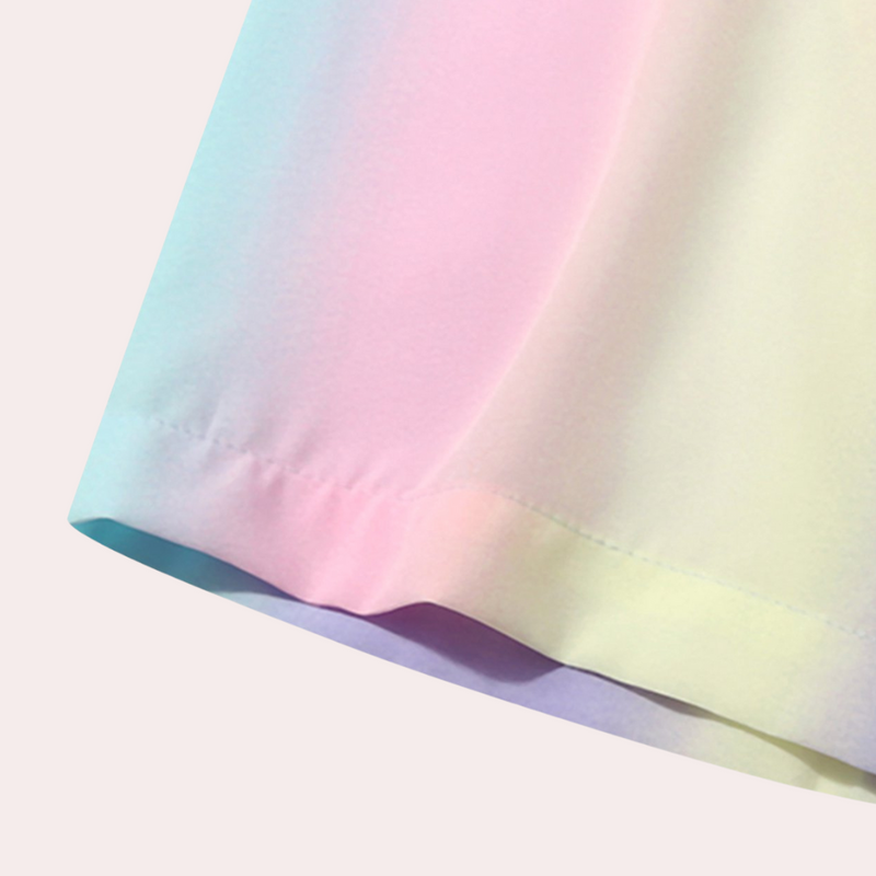 Pastellfarbenes Kleid, weicher Stoff, Regenbogenverlauf, modisches Design, Damenmode.