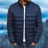 Männer blaue Steppjacke, wasserdicht, warm, modisch, ideal für Winter, Outdoor-Aktivitäten.