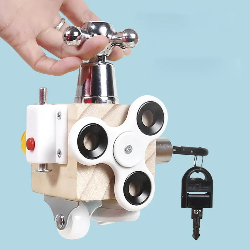 Montessori Busy Board Spielzeug aus Holz mit Schlüssel, pädagogisches Lernspielzeug für Kinder.