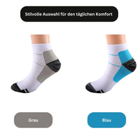 Weiße Sportsocken mit grauen und blauen Akzenten, gepolstert, für täglichen Komfort.