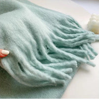 Hellgrüner Kaschmirschal mit Fransen, weiches Material, modisches Accessoire, Damenmode.