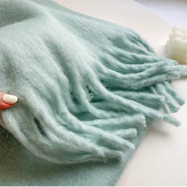 Hellgrüner Kaschmirschal mit Fransen, weiches Material, modisches Accessoire, Damenmode.