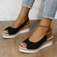 Schwarze Damen-Sandalen mit Keilabsatz, bequem, modisch, ideal für Sommer, Jeans kombiniert.