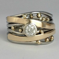 Gold- und Silberring mit Diamant, elegantes Design, Schmuck für Damen, luxuriöses Accessoire.