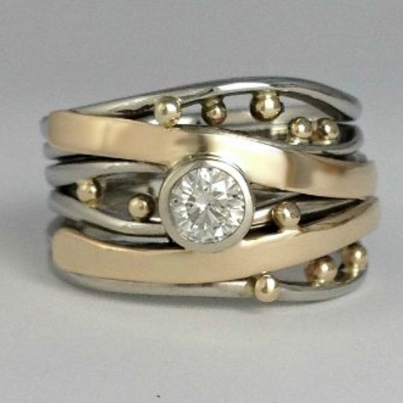 Gold- und Silberring mit Diamant, elegantes Design, Schmuck für Damen, luxuriöses Accessoire.