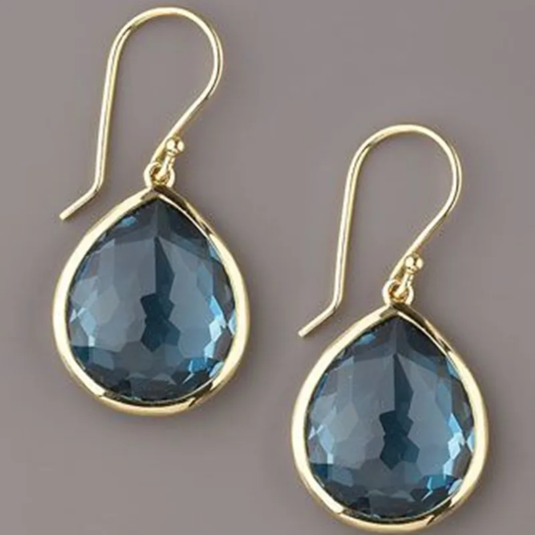Goldene Ohrringe mit blauen Tropfen-Anhängern, eleganter Schmuck, Damenaccessoire.