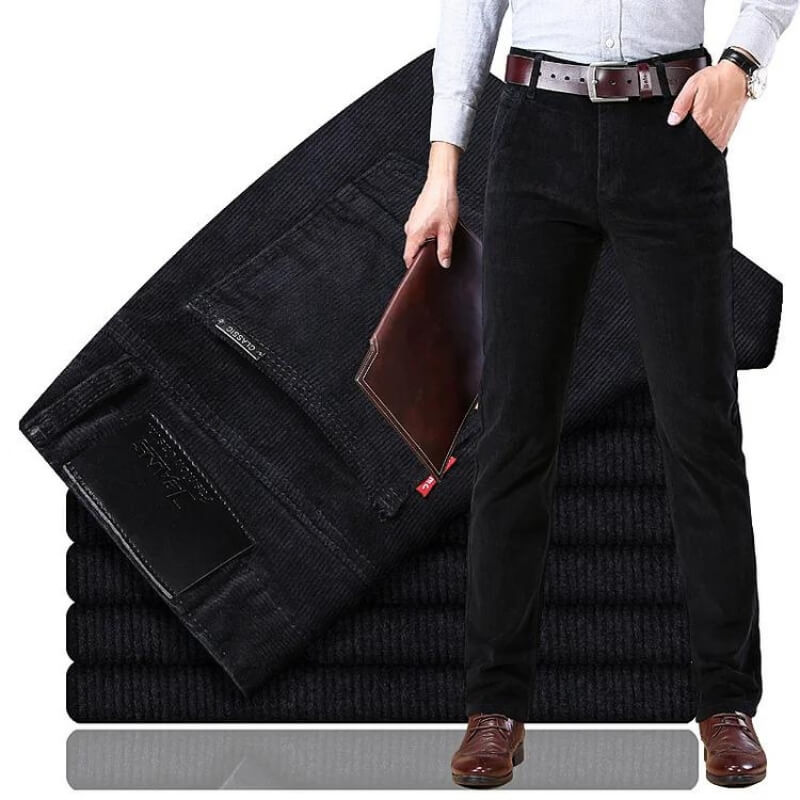 Schwarze Cordhose für Herren, elegant, mit braunem Ledergürtel, ideal für Business-Outfits.