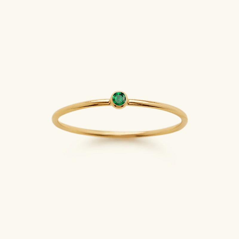 Goldener Ring mit grünem Smaragd, minimalistisches Design, eleganter Schmuck für Damen.