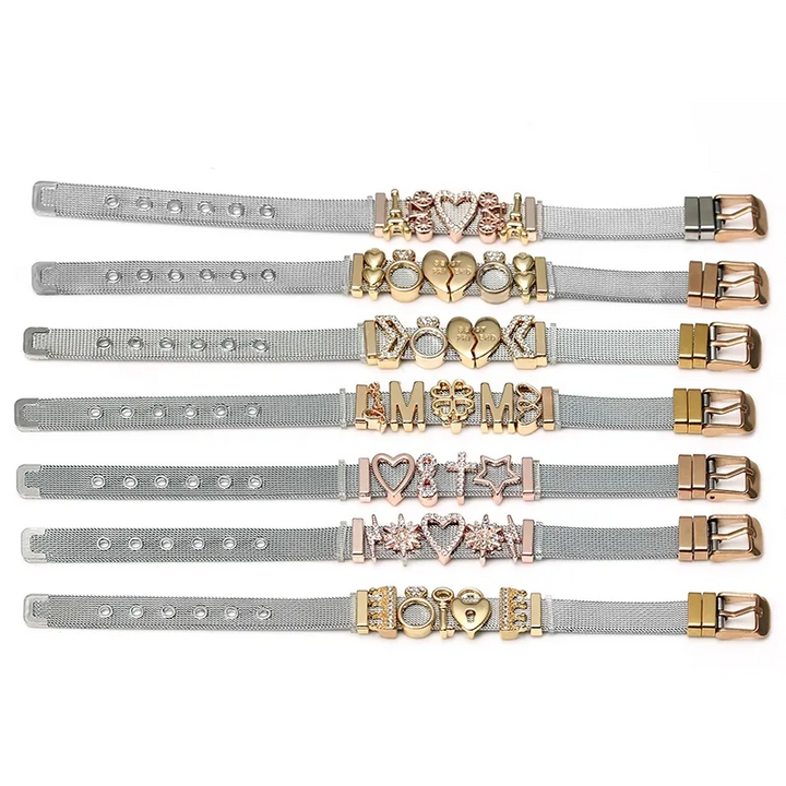 Sechs silberne Armbänder mit goldenen Buchstabenanhängern, verstellbar, modisch.