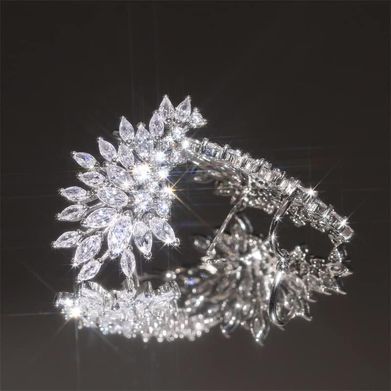 Luxuriöses silbernes Armband mit funkelnden Diamanten, elegantes Schmuckdesign, glamourös.