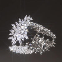 Luxuriöses silbernes Armband mit funkelnden Diamanten, elegantes Schmuckdesign, glamourös.