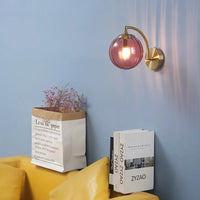 Moderne LED-Wandleuchte, rosa Glas, goldene Halterung, nordisches Design, Wohnzimmer.