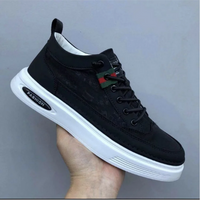 Schwarzer Sneaker mit weißer Sohle, Herrenmode, Freizeitschuh, modisches Design.