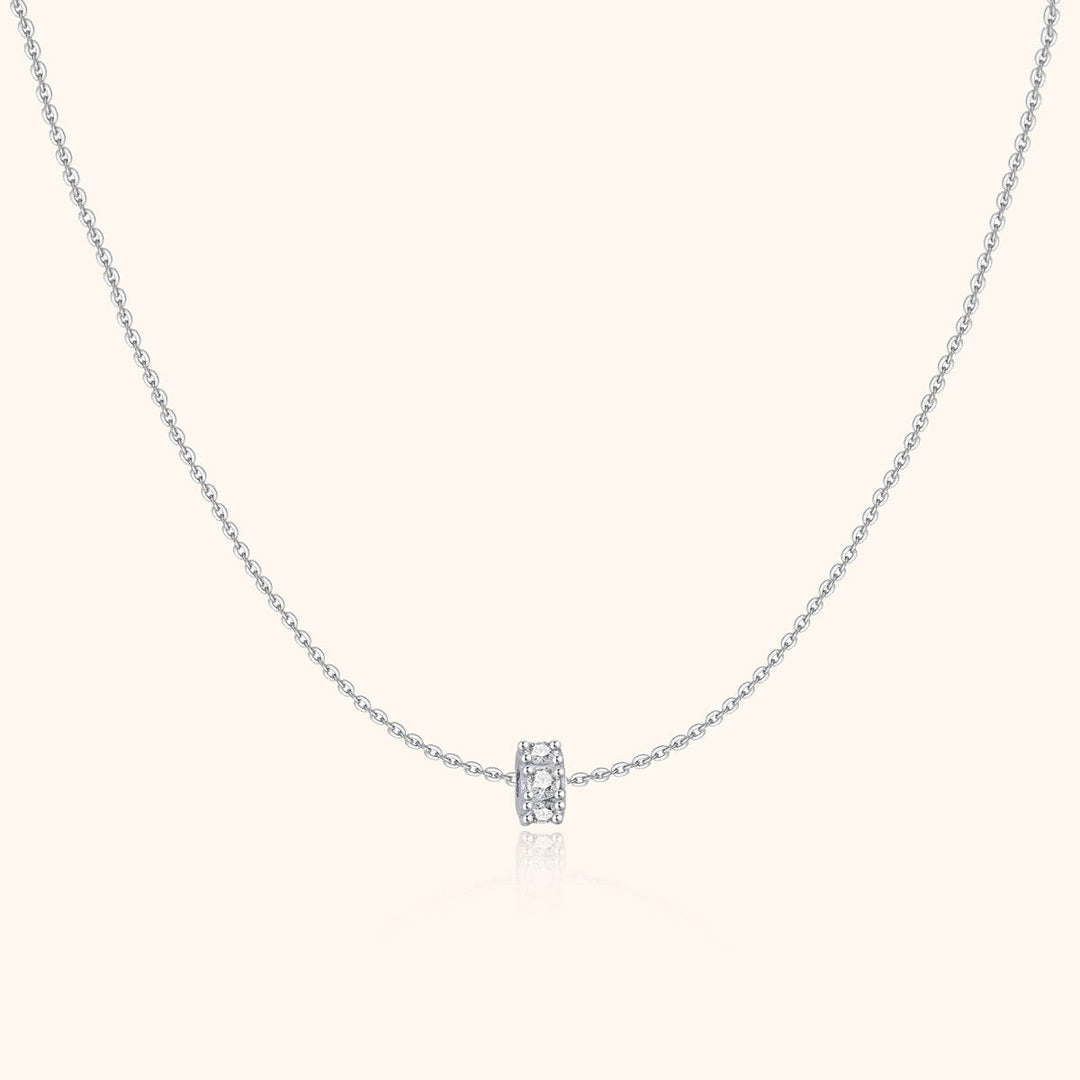 Silberne Halskette mit kleinem, funkelndem Anhänger, elegantes Schmuckdesign für Damen.